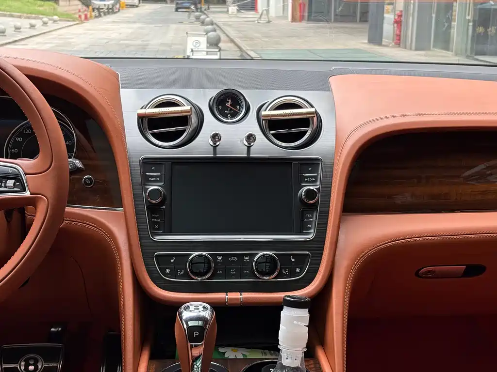Bentley Bentayga — миниатюра 15