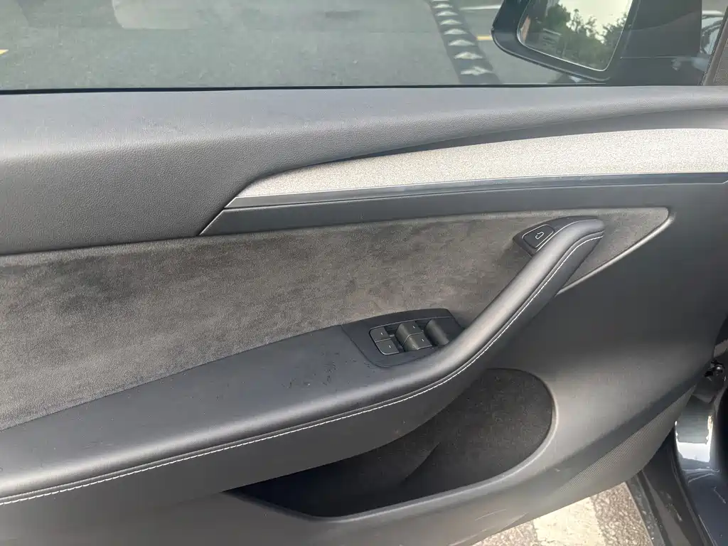 Tesla Model Y — миниатюра 7