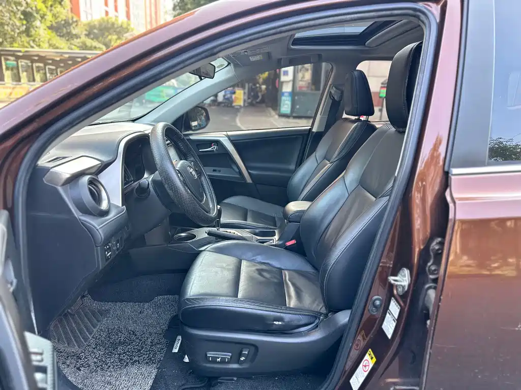 Toyota RAV4 — миниатюра 9