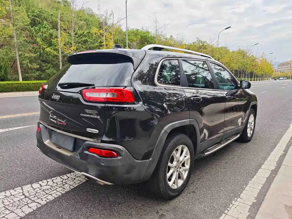 Jeep Cherokee — миниатюра 6