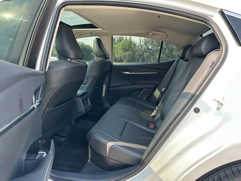 Toyota Camry — миниатюра 9
