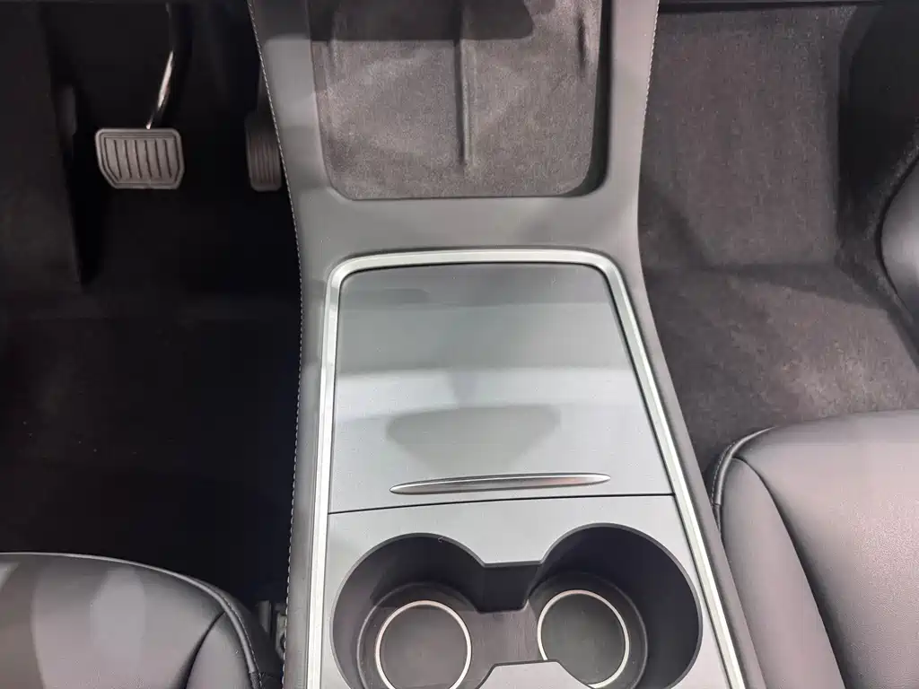 Tesla Model Y — миниатюра 13