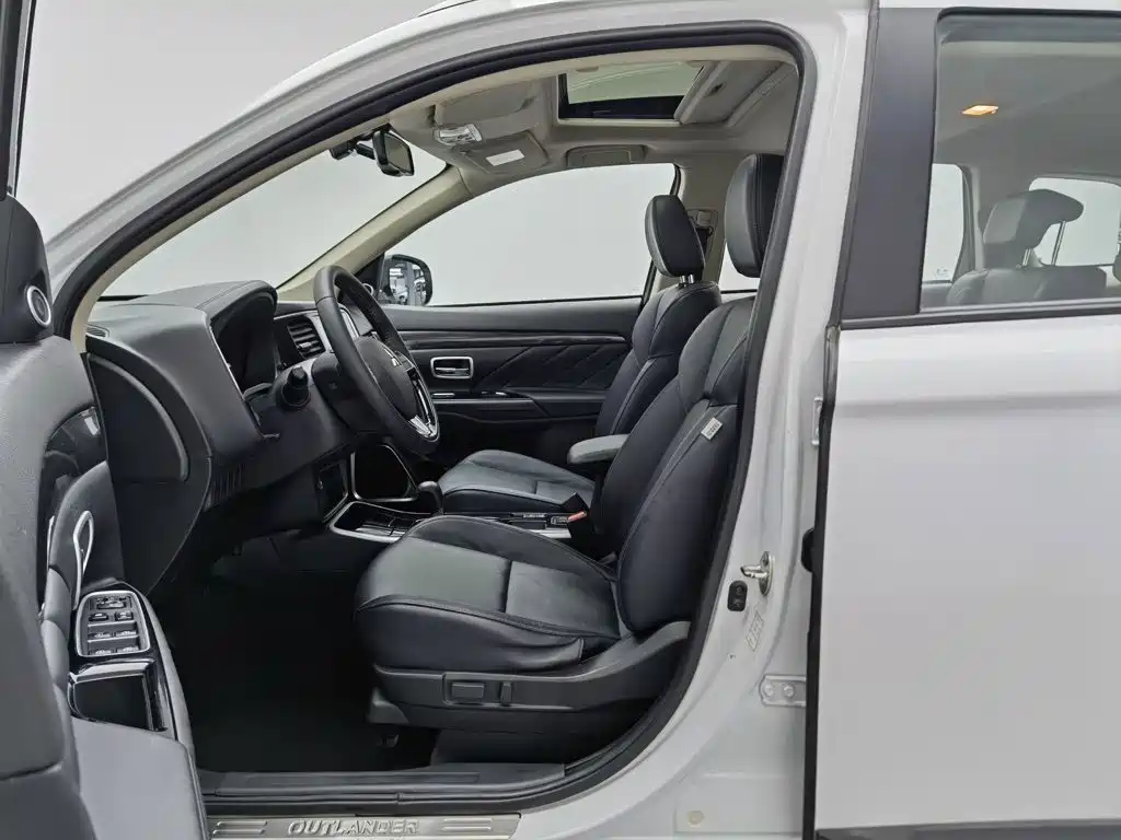Mitsubishi Outlander — миниатюра 10