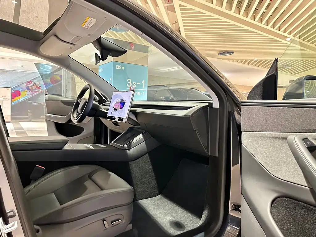 Tesla Model Y — миниатюра 11