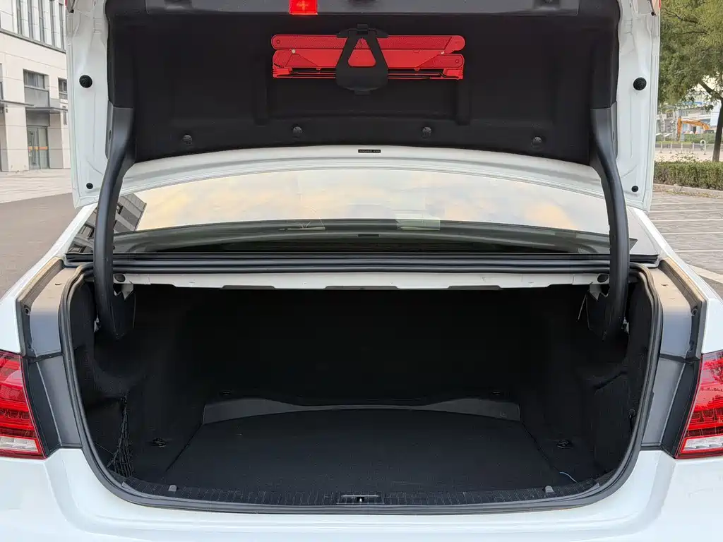 Mercedes-Benz E-Class — миниатюра 13