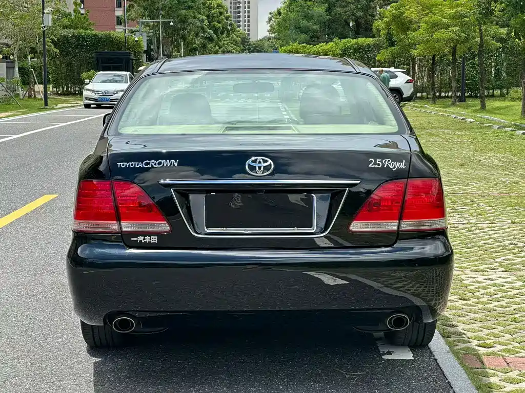 Toyota Crown — миниатюра 8