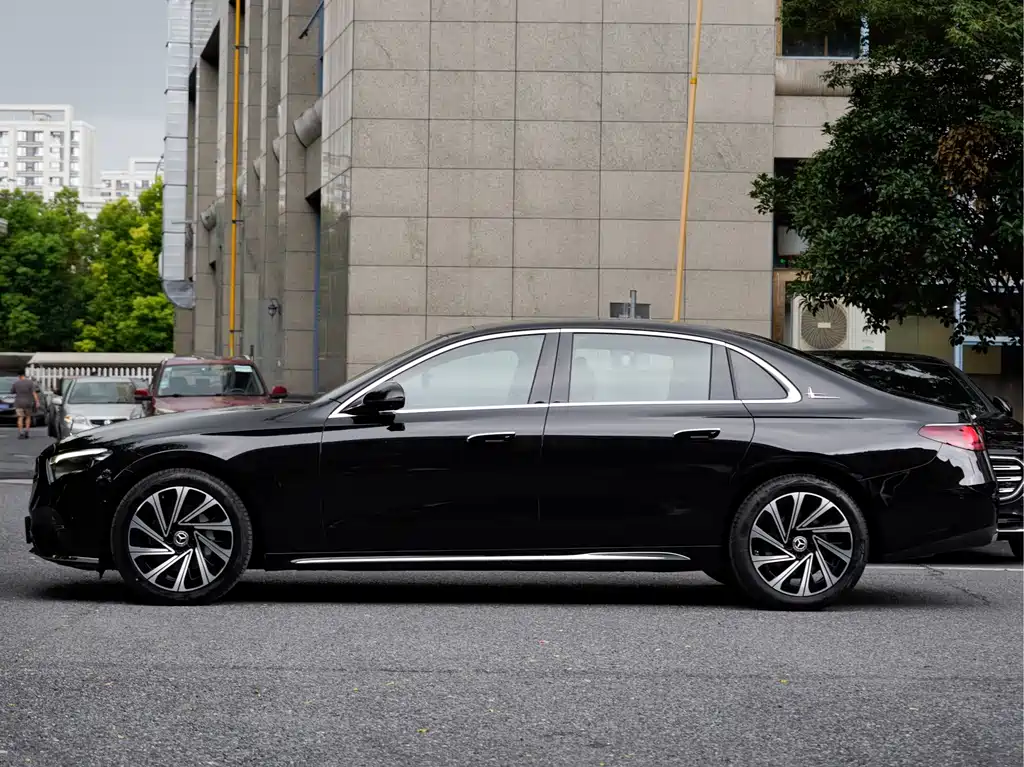 Mercedes-Benz E-Class — миниатюра 3