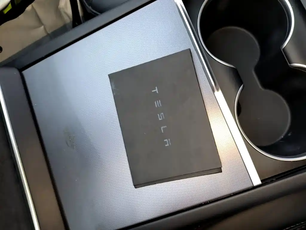 Tesla Model Y — миниатюра 9