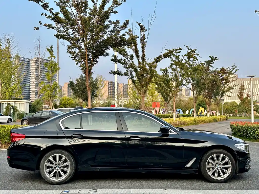 BMW 5 Series — миниатюра 7