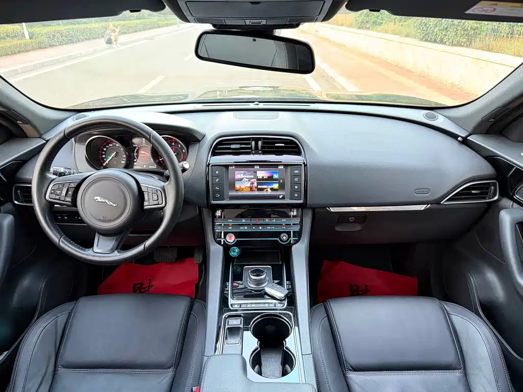 Jaguar F-PACE — миниатюра 8