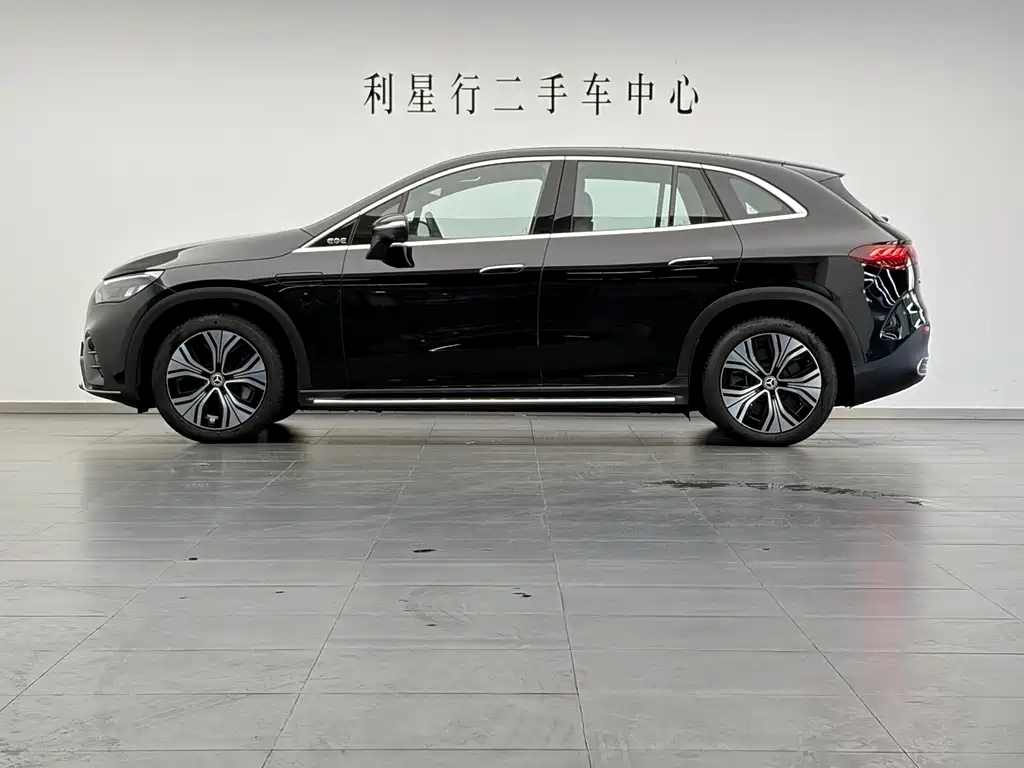 Mercedes-Benz EQE SUV — миниатюра 8