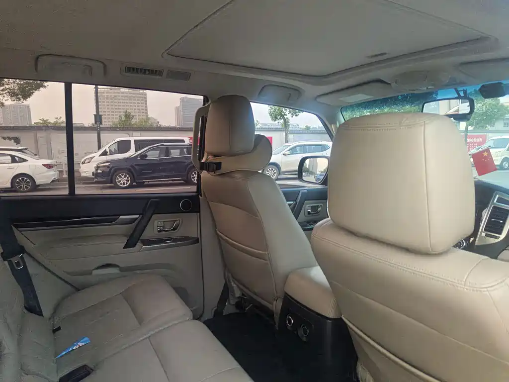 Mitsubishi Pajero (Import) — миниатюра 13