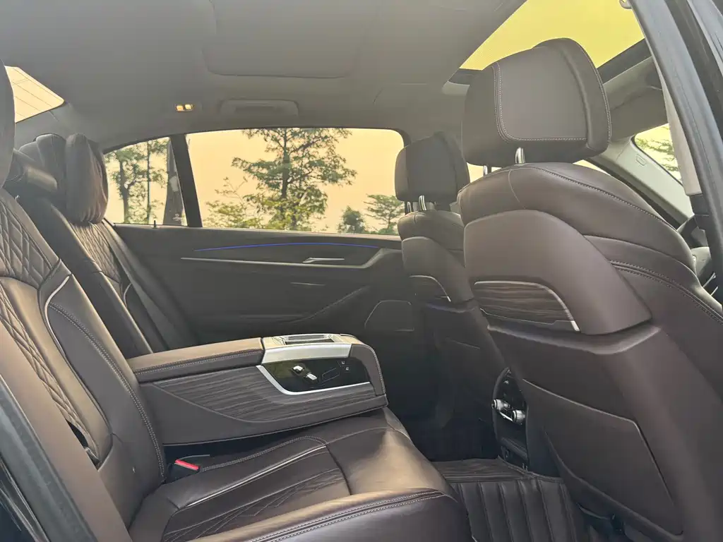 BMW 5 Series — миниатюра 7