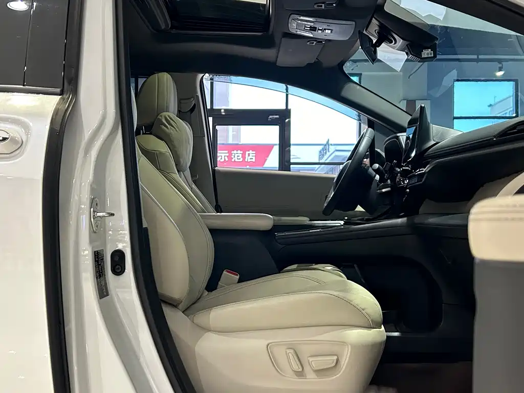 Toyota Granvia — миниатюра 25