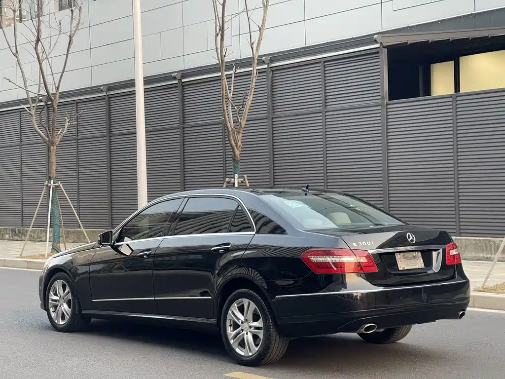 Mercedes-Benz E-Class — миниатюра 5