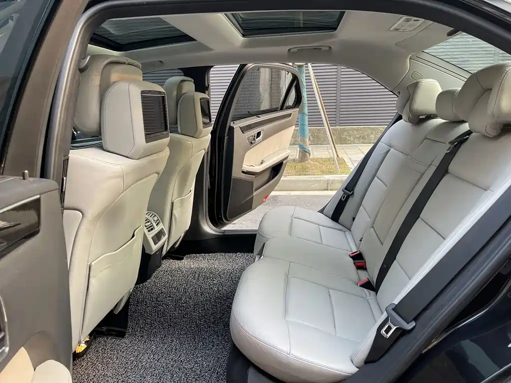 Mercedes-Benz E-Class — миниатюра 9
