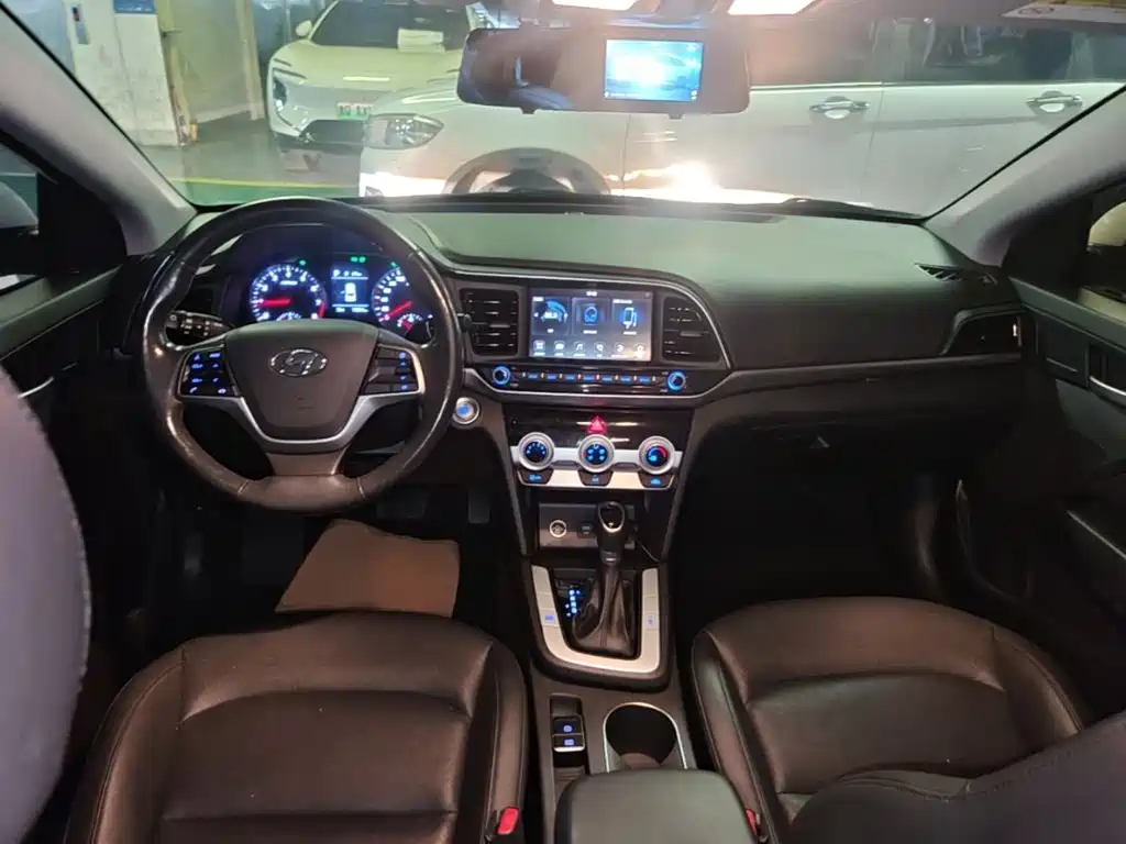 Hyundai Elantra — миниатюра 10