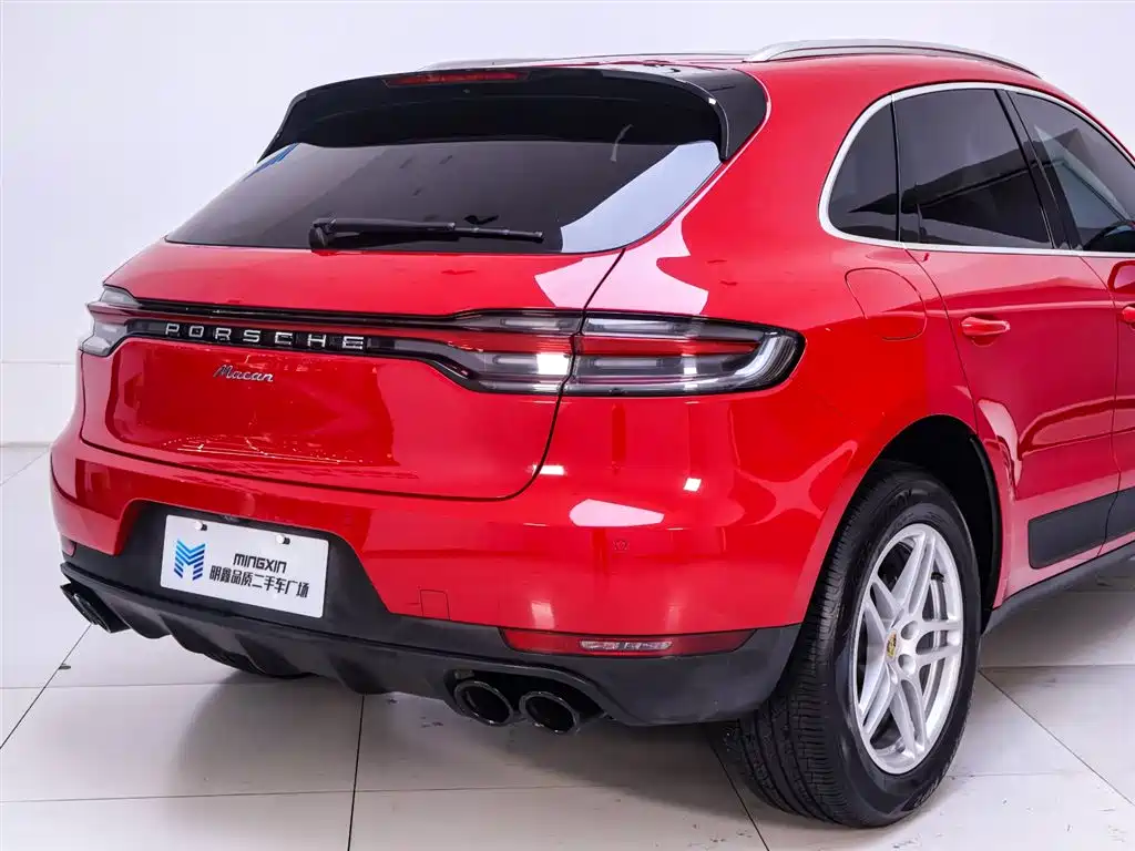 PORSCHE MACAN