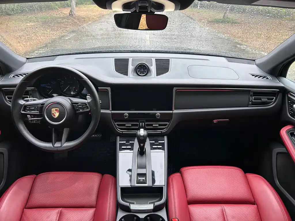 PORSCHE MACAN
