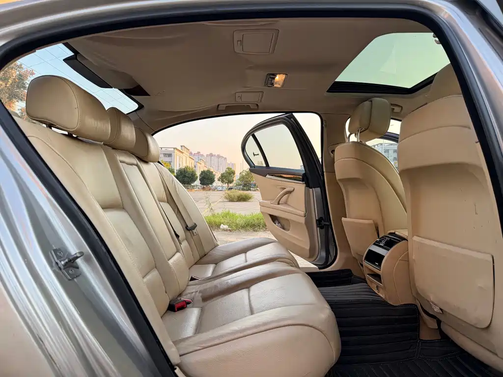 BMW 5 Series — миниатюра 9