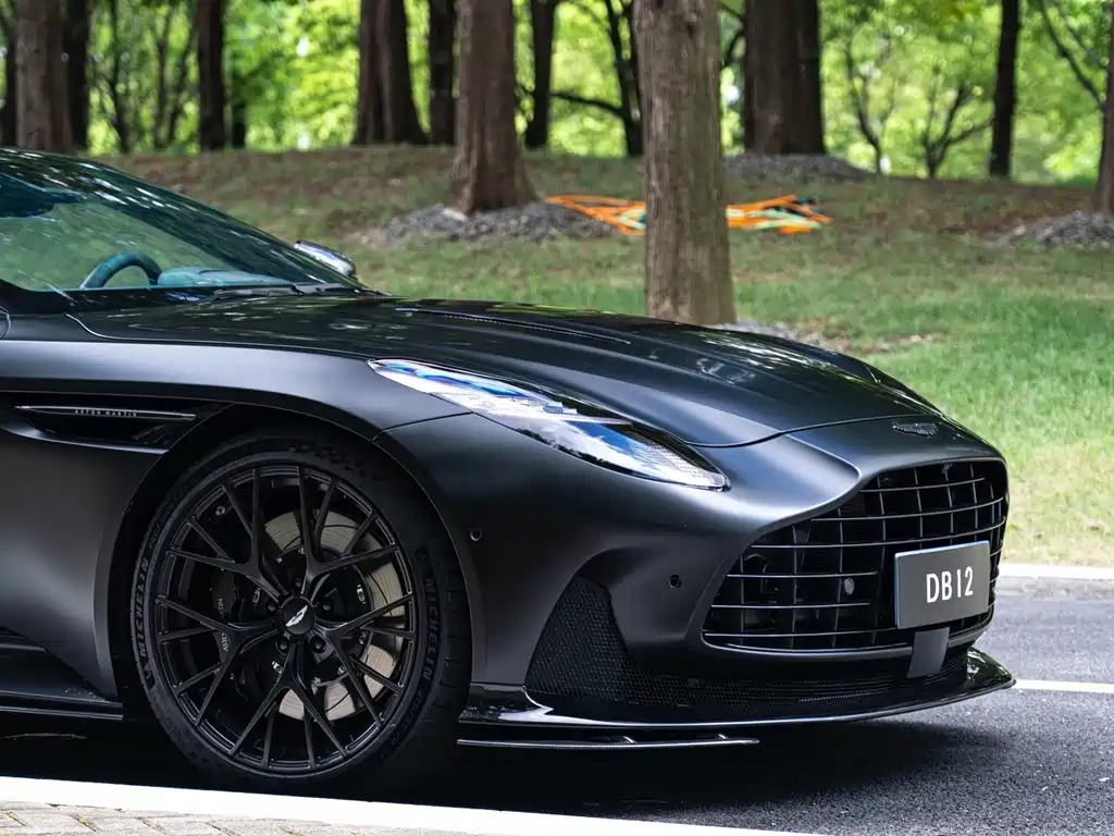 Aston Martin DB12 — миниатюра 4