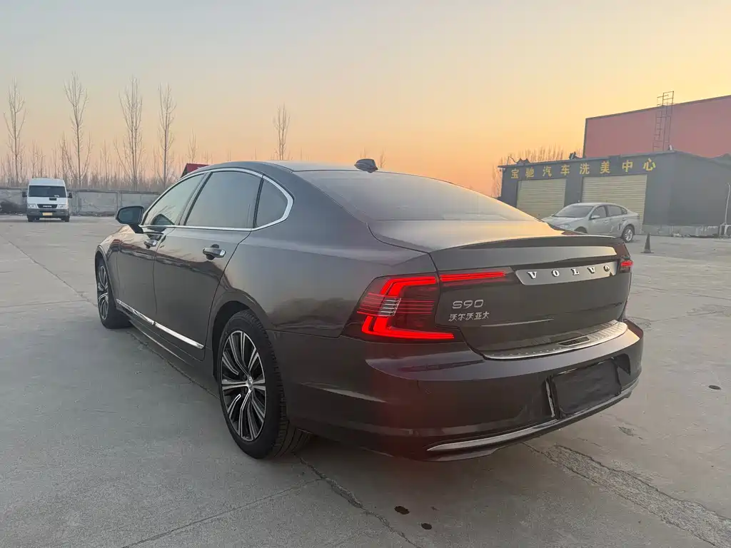VOLVO S90