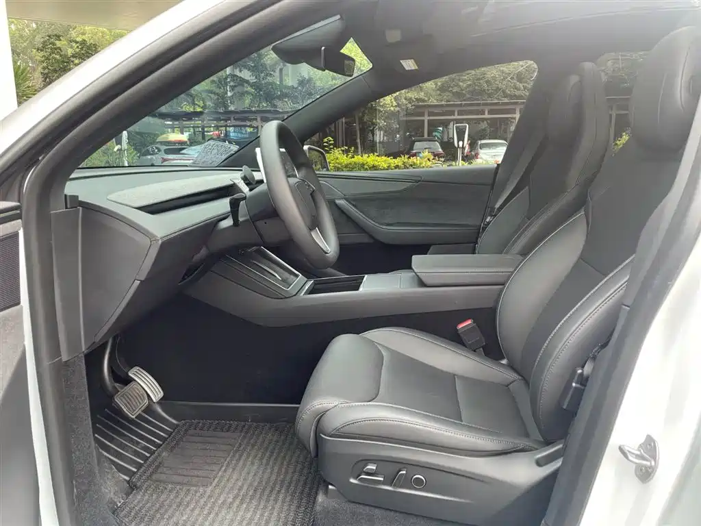Tesla Model Y L