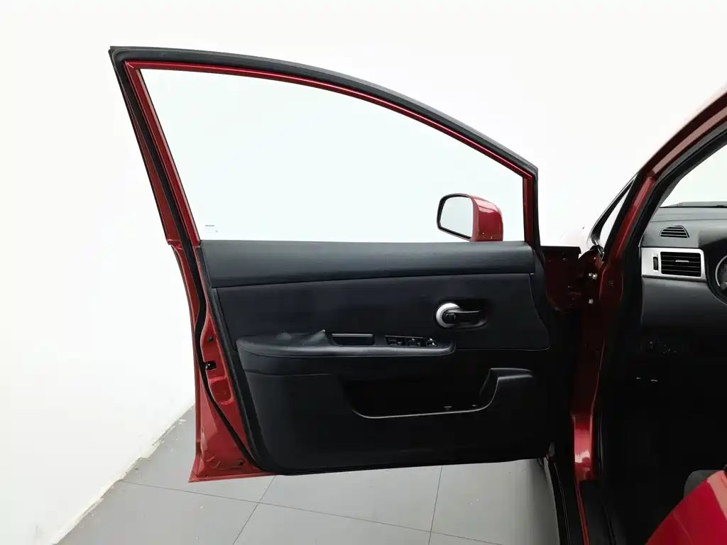 Nissan Tiida — миниатюра 8