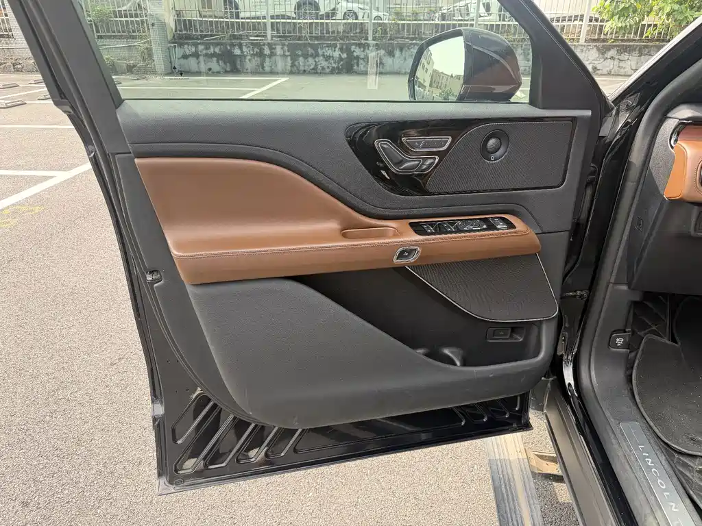 Lincoln Aviator — миниатюра 18