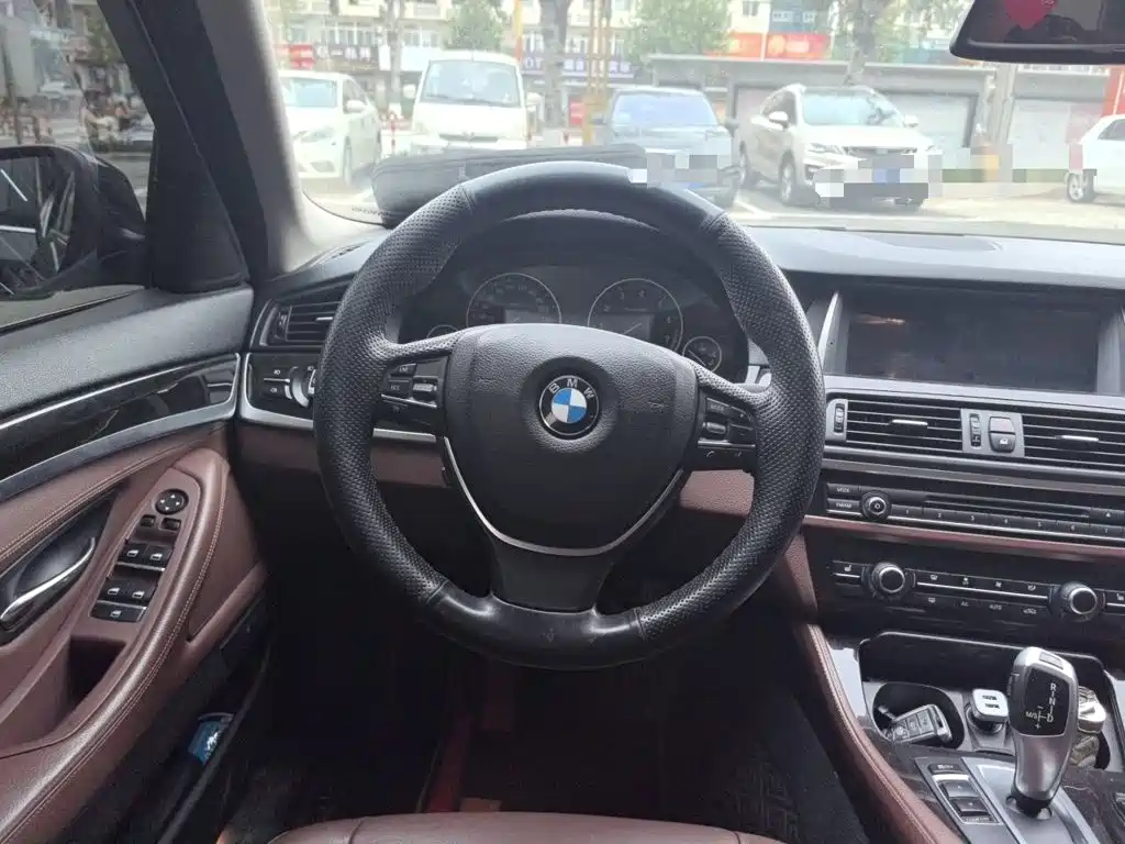 BMW 5 Series — миниатюра 3