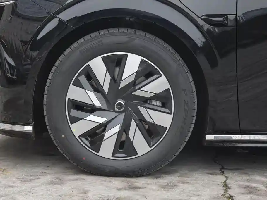 Volvo EM90 2025 Ultra мест