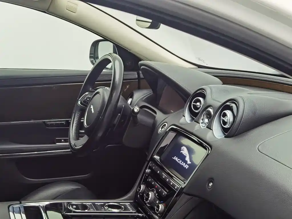 Jaguar XJ — миниатюра 22