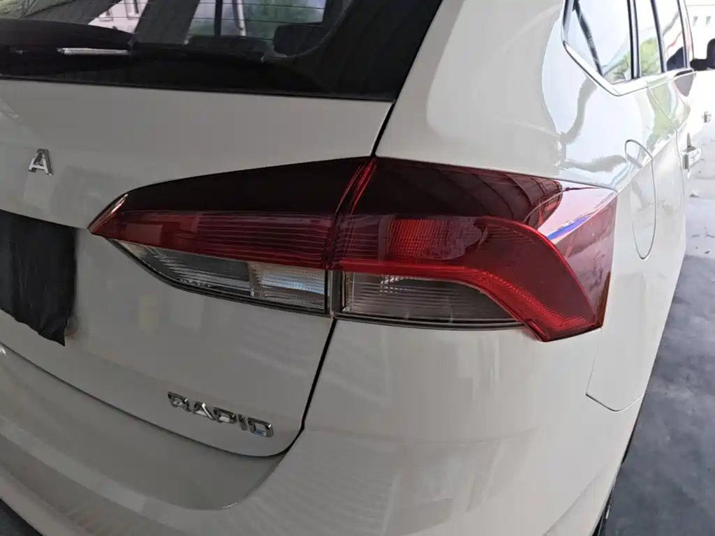 Skoda Rapid Spaceback — миниатюра 8