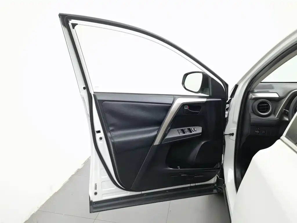 Toyota RAV4 — миниатюра 8