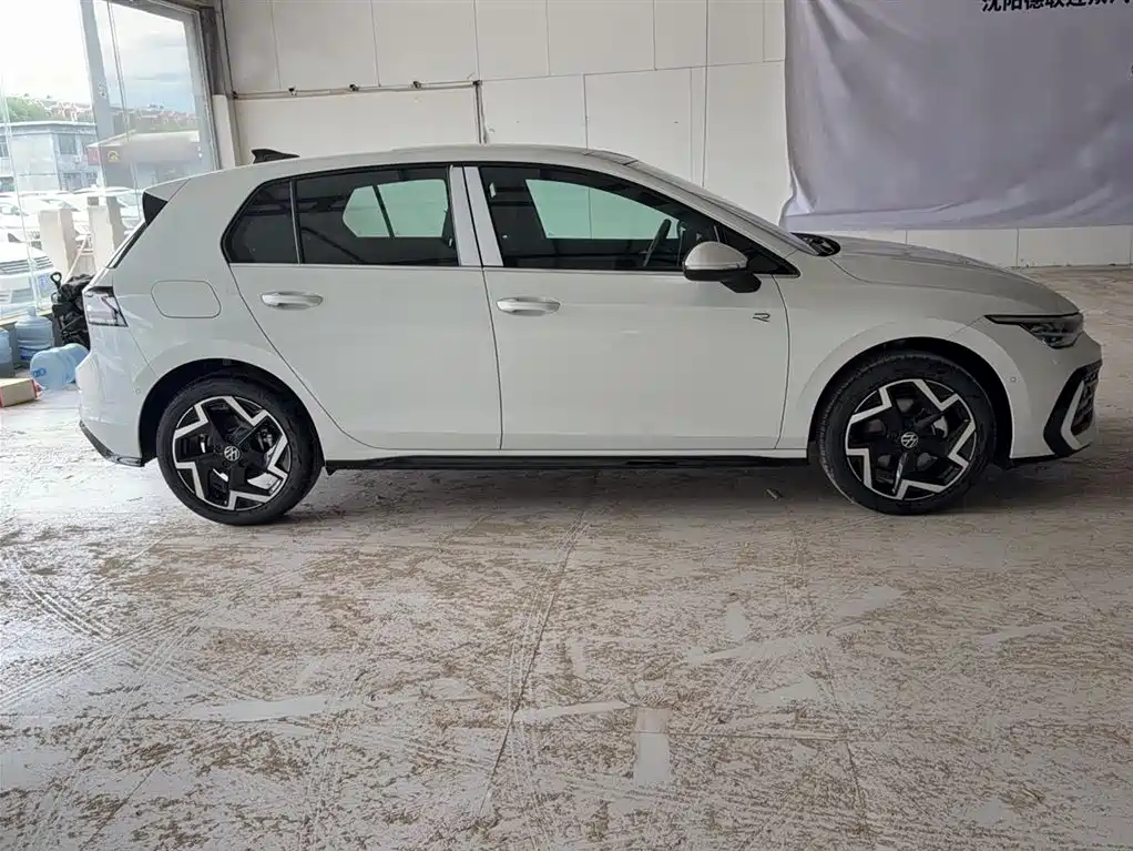 Volkswagen Golf 2025 300TSI R-Line