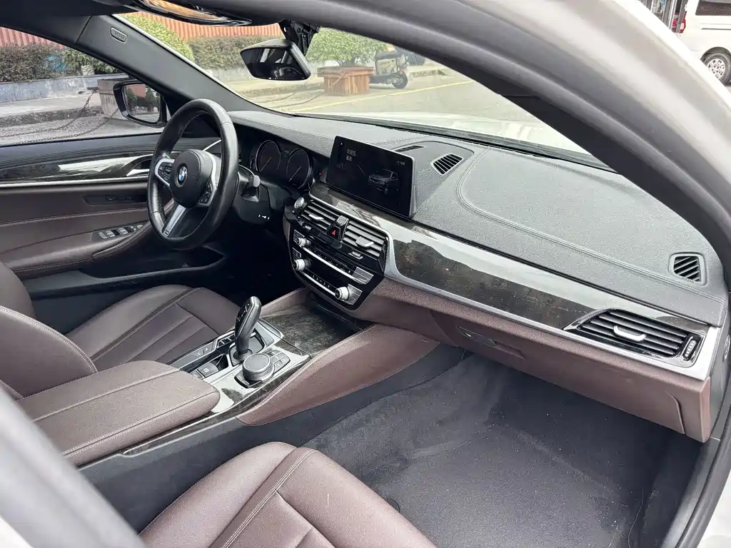 BMW 5 Series — миниатюра 19