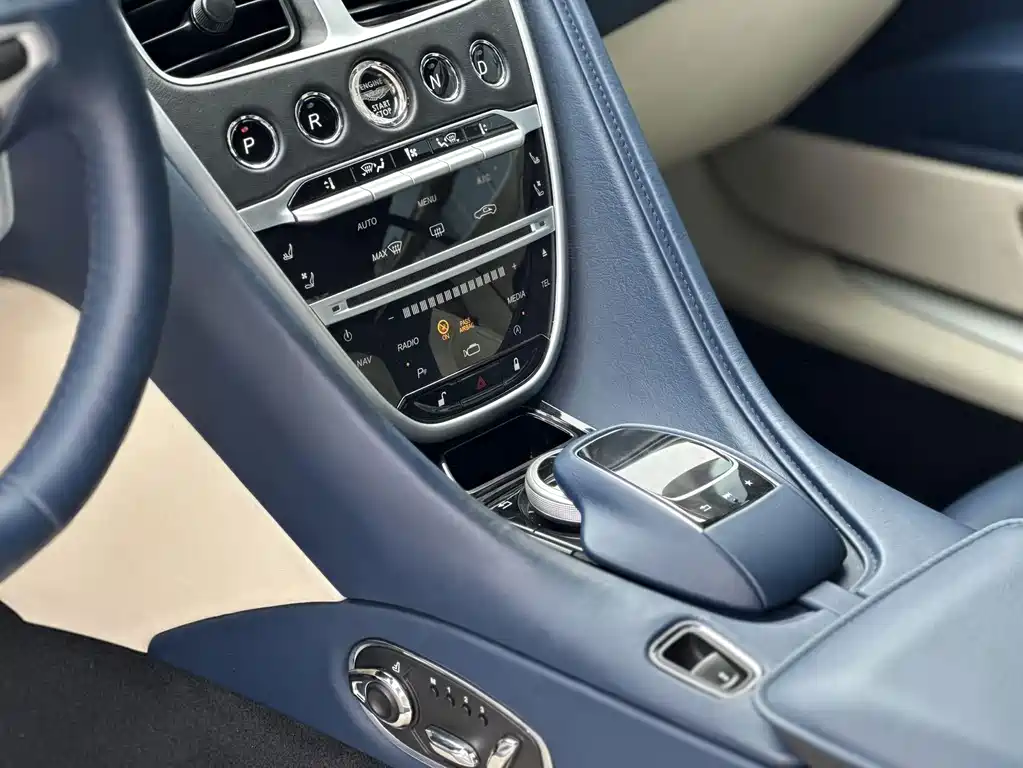 Aston Martin DB11 — миниатюра 8