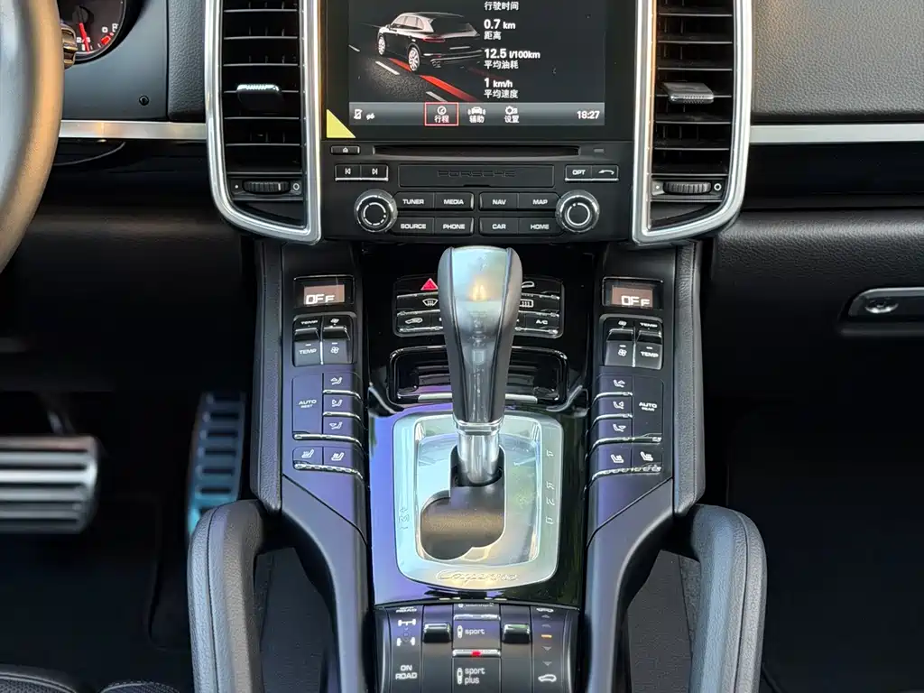 Porsche Cayenne — миниатюра 10