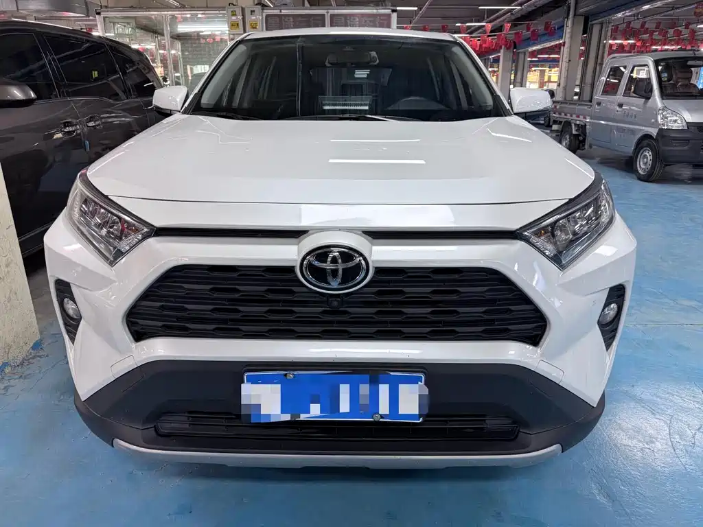 Toyota RAV4 - фото 2