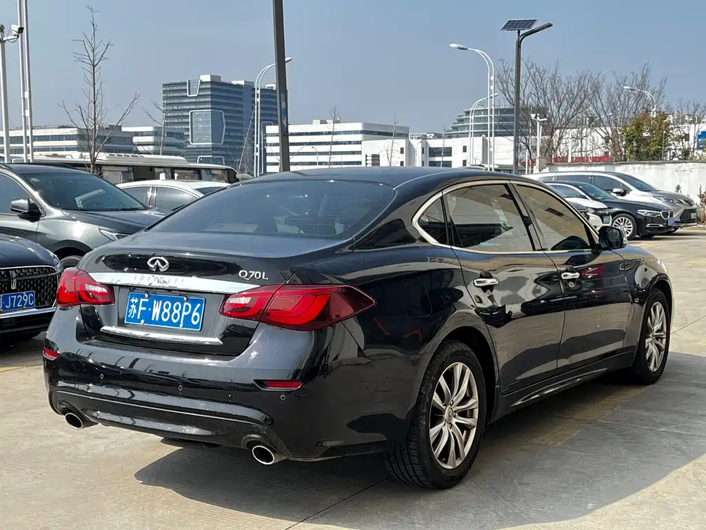 INFINITI Q70