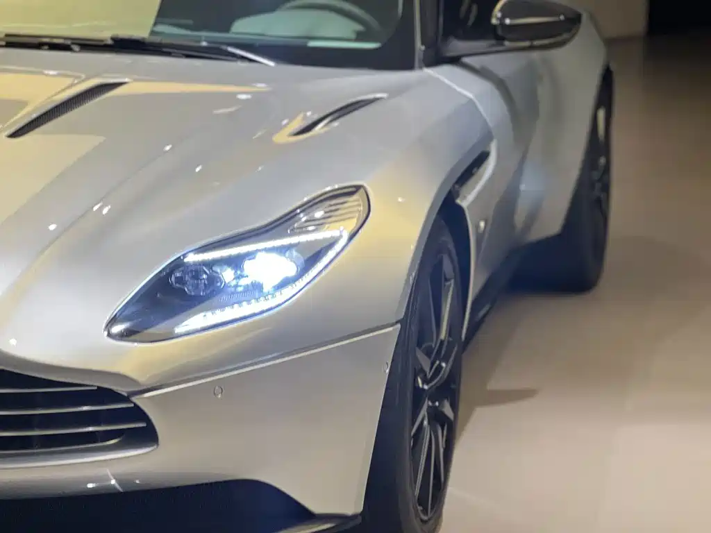 Aston Martin DB11 — миниатюра 15
