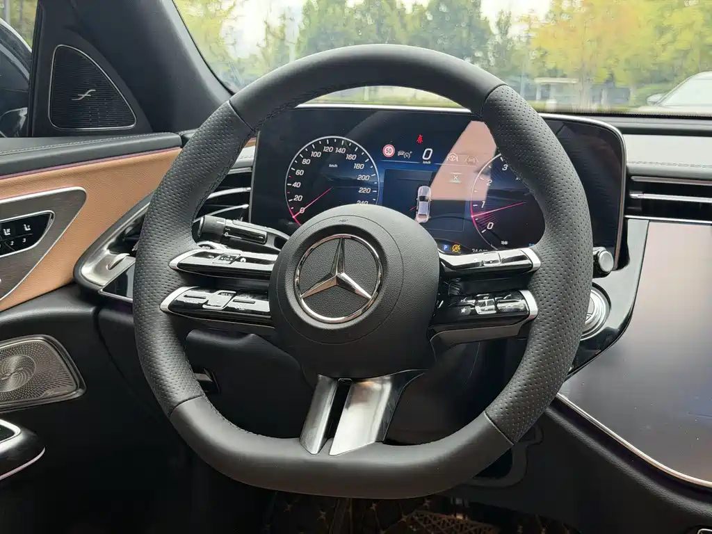 Mercedes-Benz E-Class — миниатюра 12