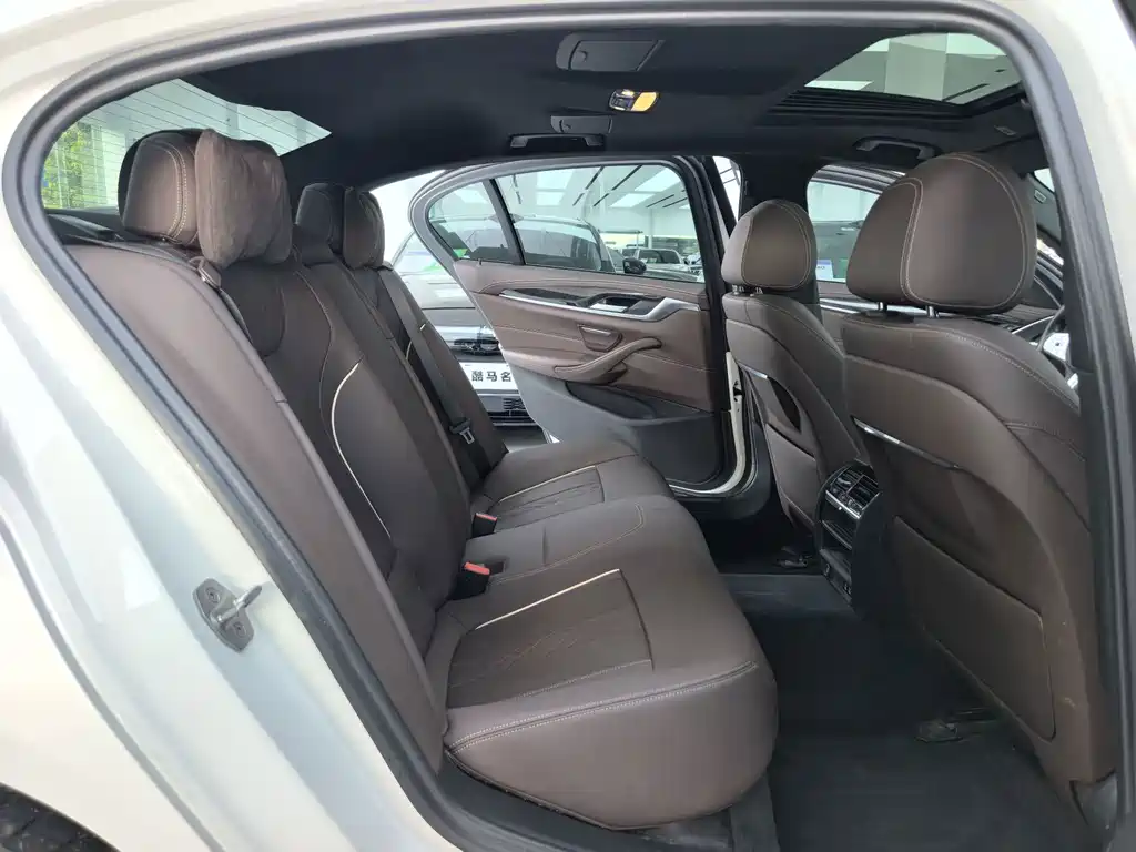 BMW 5 Series — миниатюра 10
