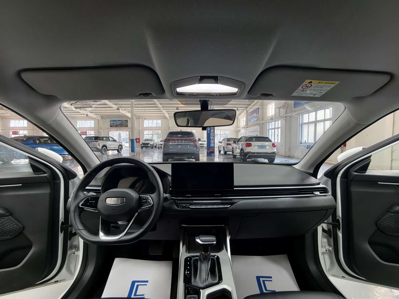 Geely Emgrand 1.5 л 2025 г. Белый, пробег 16000 км