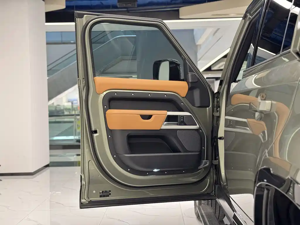 Land Rover Defender — миниатюра 6