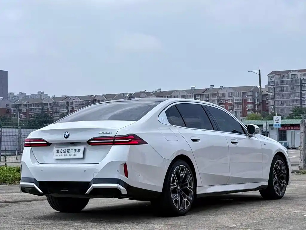 BMW 5 Series — миниатюра 11
