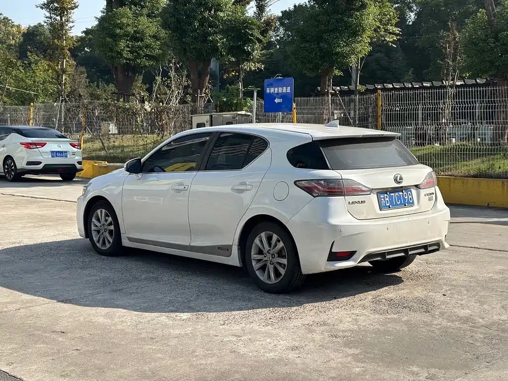 Lexus CT — миниатюра 11