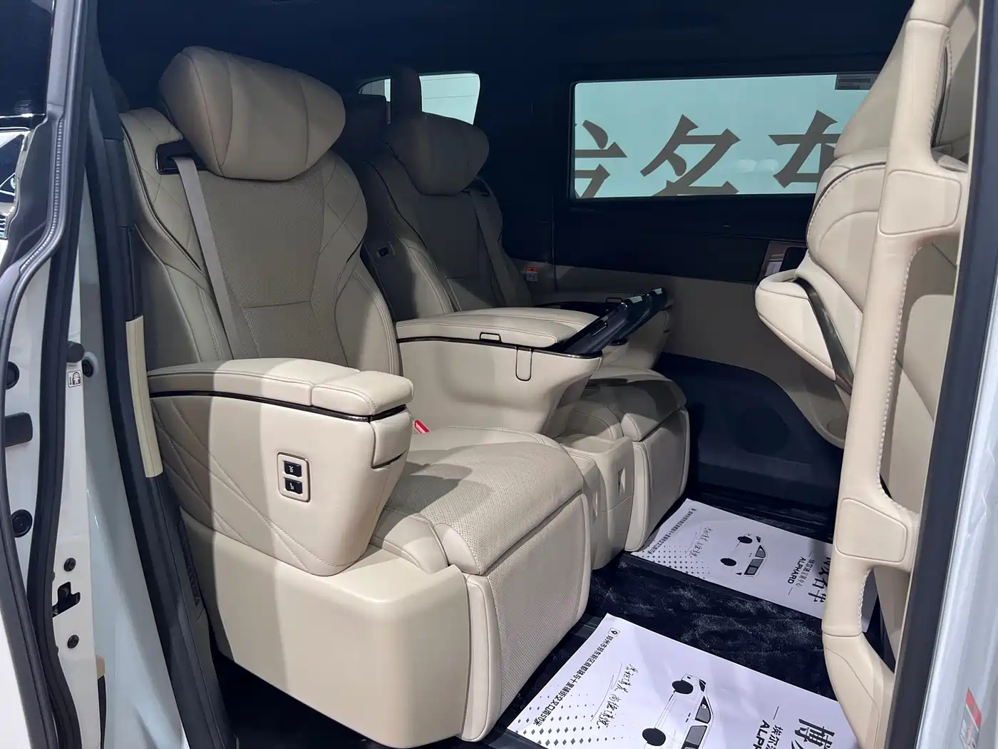 Toyota Elfa 2024 Белый из Китая