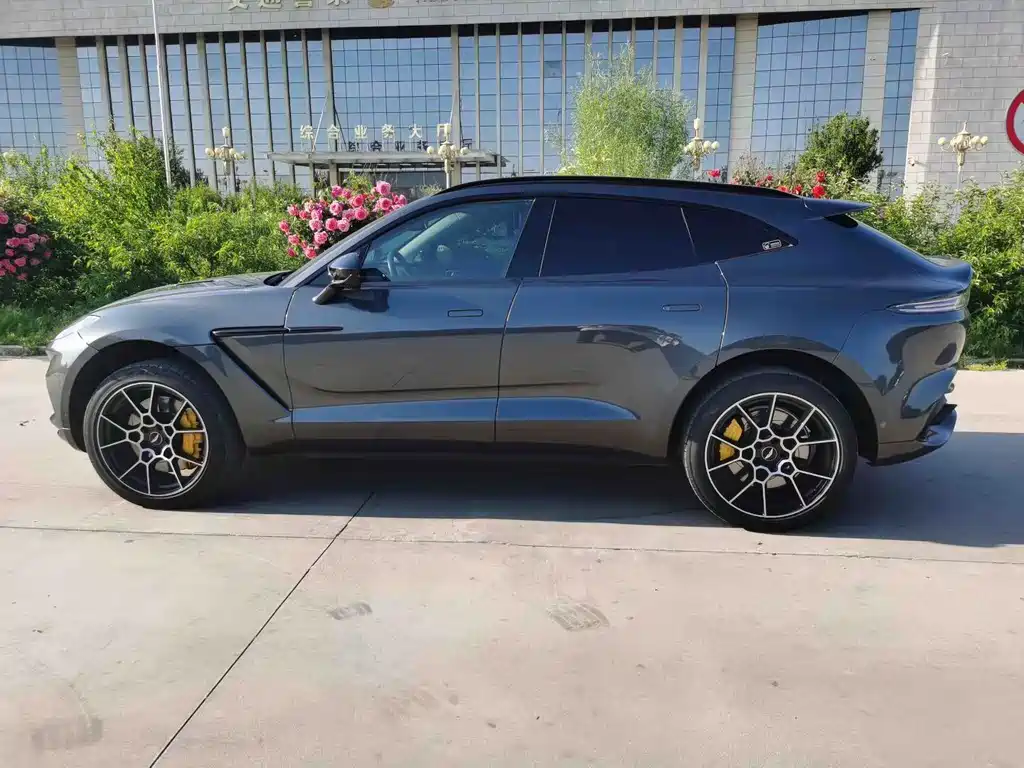 Aston Martin DBX 2021 4.0T V8