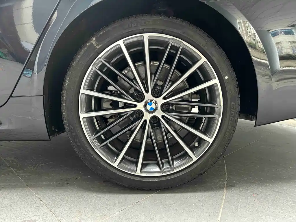 BMW 5 Series — миниатюра 3